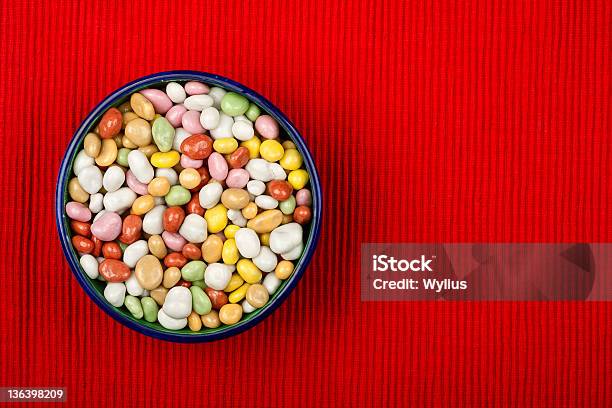 Tazón De Dragee Foto de stock y más banco de imágenes de Alimento - Alimento, Amarillo - Color, Azúcar