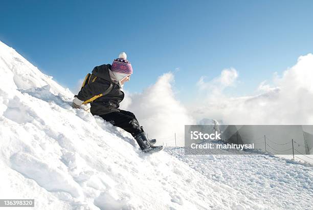Inverno Divertimento - Fotografie stock e altre immagini di Allegro - Allegro, Ambientazione esterna, Bambini maschi