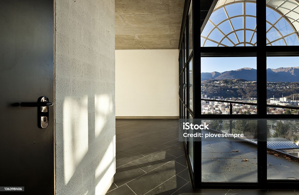 モダンなヴィラの大きな窓からは、パノラマに広がる眺め、インテリア - からっぽのロイヤリティフリーストックフォト