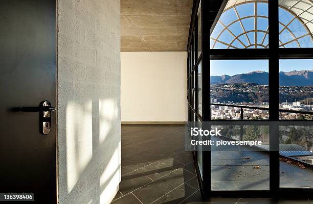 モダンなヴィラの大きな窓からはパノラマに広がる眺めインテリア - からっぽのストックフォトや画像を多数ご用意 - からっぽ, ガラス, コンクリート