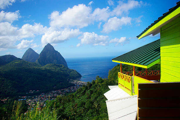 壮大なピトンのセントルシアとヴィラ - st lucia antilles eco tourism tourism ストックフォトと画像