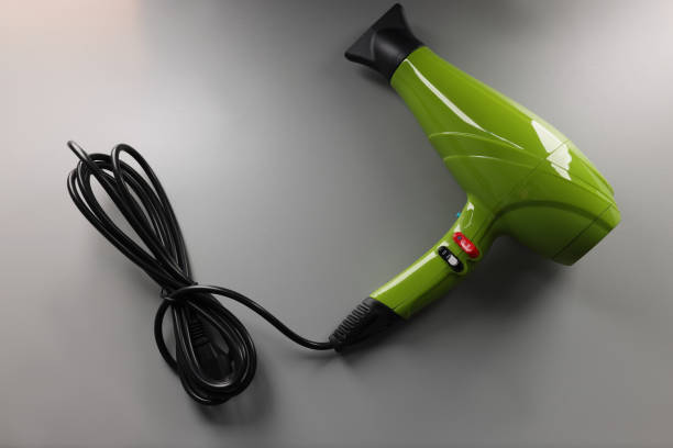 zielona suszarka do włosów na szarym tle, widok z góry - hair dryer single object plastic black zdjęcia i obrazy z banku zdjęć