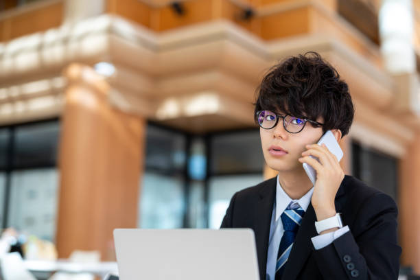 電話で話しているアジア人男性 - recruitment interview job interview job search ストックフォトと画像