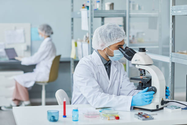 istock Scientist working with sample of virus in the lab 1363985438