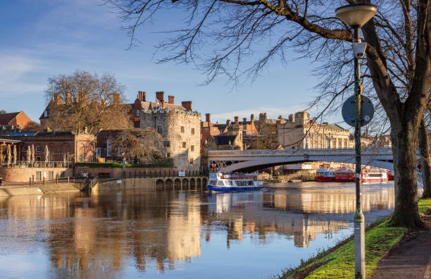 histórico puente de hierro y barco turístico. - york harbor fotografías e imágenes de stock