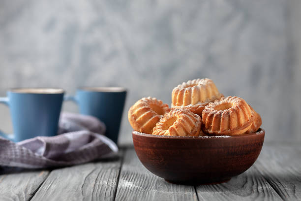 muffins caseros recién horneados en cuenco de cerámica sobre fondo de madera - out of season fotografías e imágenes de stock