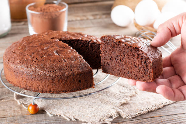 кусочек вкусного свежего домашнего шоколадного бисквита на столе - пирог шоколада стоковые фото и изображения