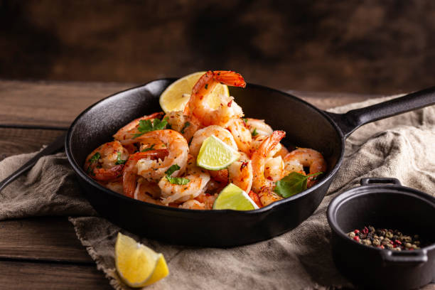 팬에 채소와 마늘을 곁들인 새우 구이 - shrimp pan cooking prepared shrimp 뉴스 사진 이미지
