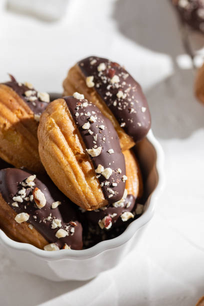 galletas madeleine con chocolate negro - cake server fotografías e imágenes de stock