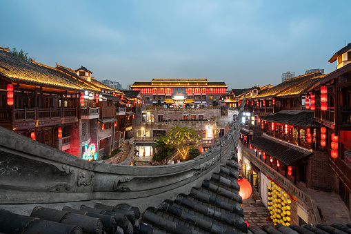 Por la noche, las calles de la ciudad antigua de Ciqikou están llenas de linternas, Chongqing, China. photo