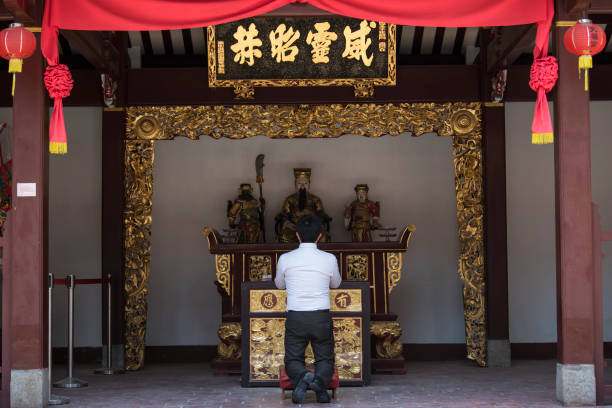 o templo thian hock keng em singapura. - asian culture traditional culture chinese culture antiquities - fotografias e filmes do acervo