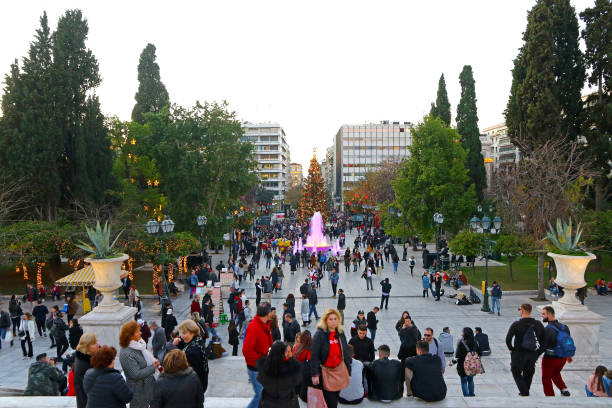 décorations de noël sur la place syntagma à athènes, grèce - syntagma square photos et images de collection