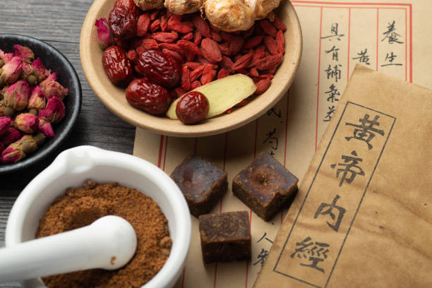 brązowy cukier i recepty są na stole - chinese medicine zdjęcia i obrazy z banku zdjęć