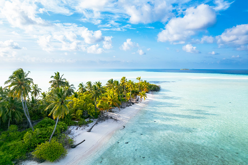 Vista aérea de la isla tropical en el océano photo