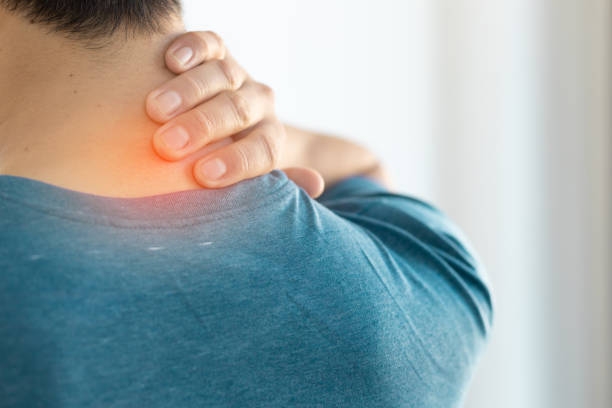 l’homme souffrait de douleurs au cou, à l’occipital et aux épaules. - spinal nerve photos et images de collection