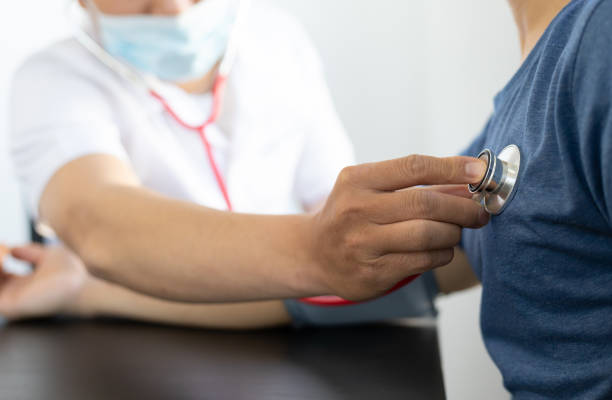 médico sosteniendo un estetoscopio para examinar el cuerpo del paciente y diagnosticar la enfermedad. - stethoscope paramedic working heart disease fotografías e imágenes de stock