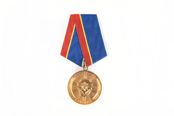 medaglia della polizia russa su sfondo bianco. didascalia: veterano onorario. - medal bronze medal military star shape foto e immagini stock
