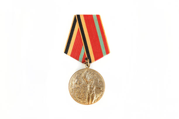 medaglia sovietica per la partecipazione alla seconda guerra mondiale su sfondo bianco. - medal bronze medal military star shape foto e immagini stock
