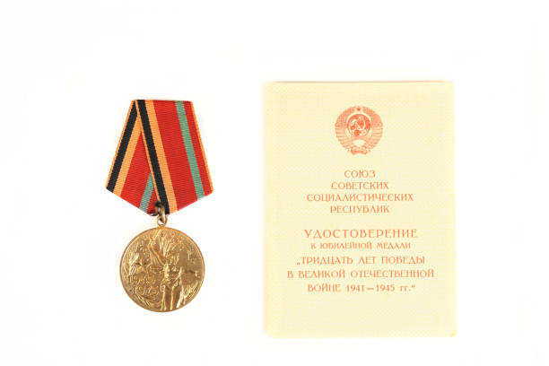 medaglia sovietica per la partecipazione alla seconda guerra mondiale su sfondo bianco. - medal bronze medal military star shape foto e immagini stock