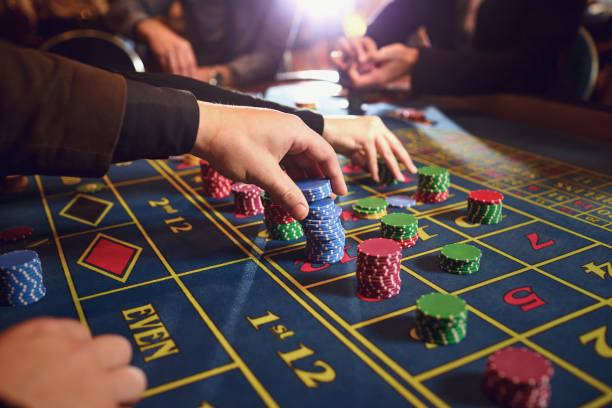 chips de mesa de ruleta en un casino. los jugadores hacen apuestas en un casino. - roulette table fotografías e imágenes de stock
