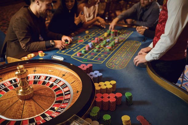 hand of a croupier on a roulette whell in a casino. - casino worker imagens e fotografias de stock