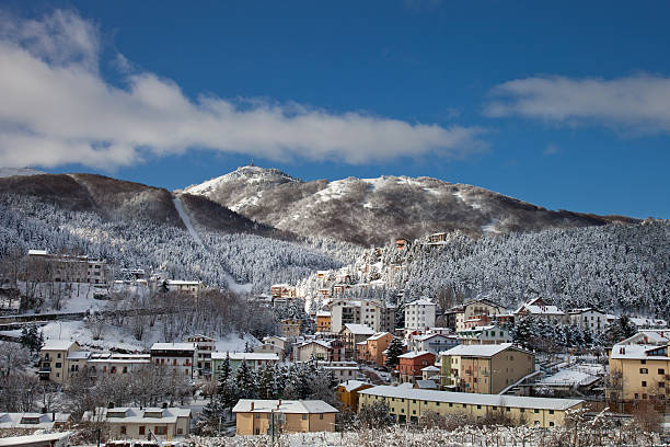 roccaraso タウンで、晴れた日には、イタリアの雪 - italy house sunny outdoors ストックフォトと画像