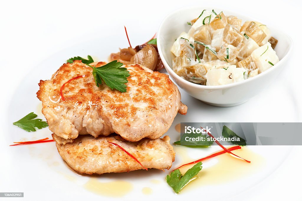 Peito de frango frito com salada - Foto de stock de Alimentação Saudável royalty-free