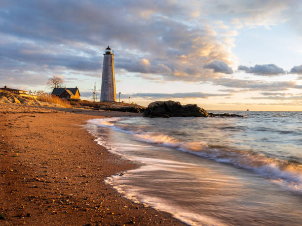 ゴールデン アワー 灯台 - connecticut lighthouse new haven coastline ストックフォトと画像
