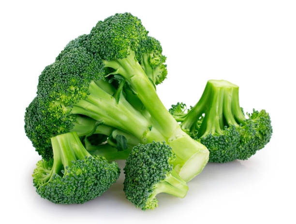 frischer brokkoli auf weißem hintergrund - broccoli stock-fotos und bilder