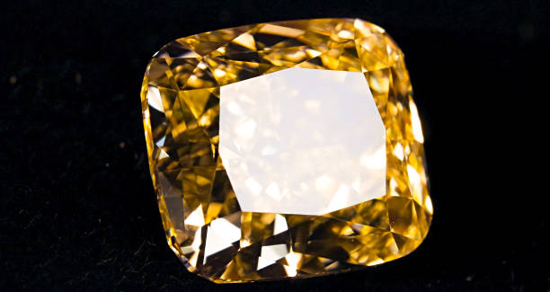 крупный план fancy yellow diamond, изолированный на черном фоне стокового изображения - jewelry color image gift gem стоковые фото и изображения