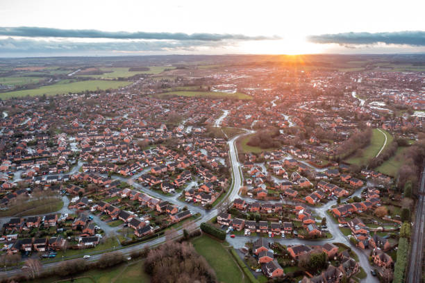 vista aérea de la ciudad al atardecer en inglaterra - west midlands fotografías e imágenes de stock