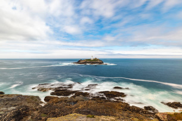 маяк на берегу моря в корнуолле - godrevy lighthouse фотографии стоковые фото и изображения