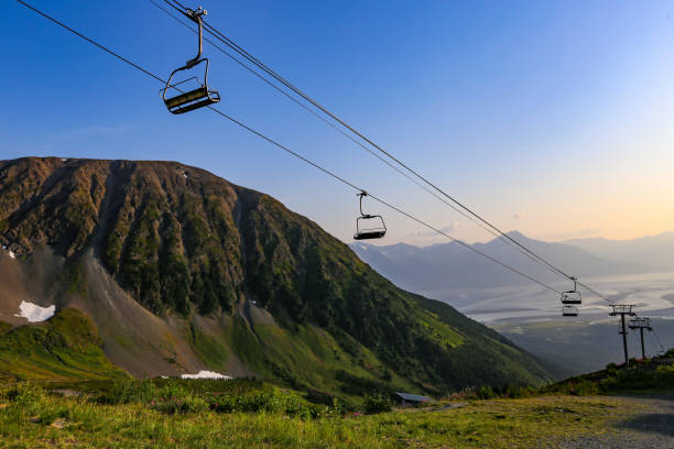 estação de esqui alyeska no verão - girdwood - fotografias e filmes do acervo