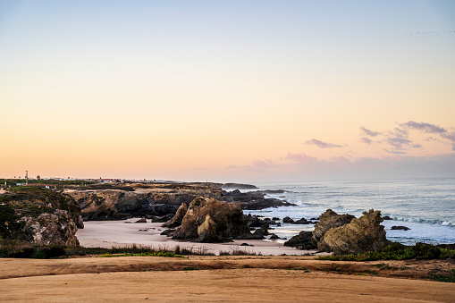 Hermoso paisaje y paisaje marino con formación rocosa en la playa de Samoqueira, Alentejo, Portugal photo
