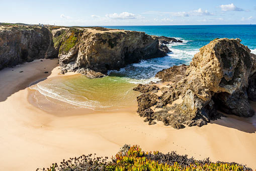 Hermoso paisaje y paisaje marino con formación rocosa en la playa de Samoqueira, Sines, Alentejo, Portugal photo