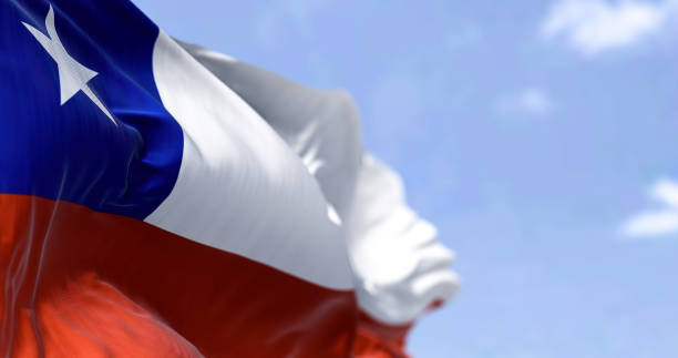 detaillierte nahaufnahme der nationalflagge chiles, die an einem klaren tag im wind weht - chile stock-fotos und bilder
