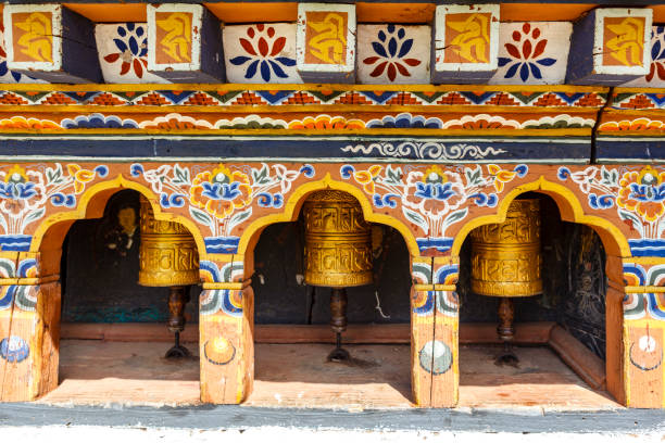 ruote di preghiera orante al monastero di chimi lhakhang vicino a punakha, bhutan, asia - prayer wheel immagine foto e immagini stock