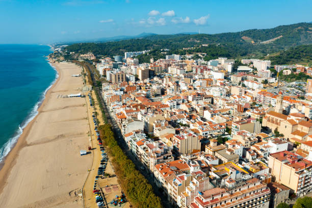 vista aérea de la playa de calella en cataluña, españa - maresme fotografías e imágenes de stock