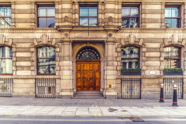 ingresso all'edificio storico di londra - gate handle door traditional culture foto e immagini stock