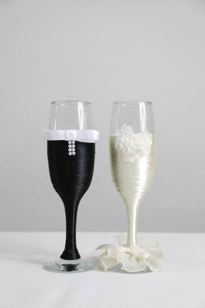 dwie szklanki ozdobione tak, jakby były parą młodą na weselu - royal wedding zdjęcia i obrazy z banku zdjęć