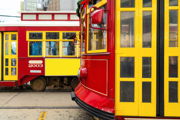 2 赤と黄色のニューオーリンズストリートカー - new orleans cable car louisiana street ストックフォトと画像