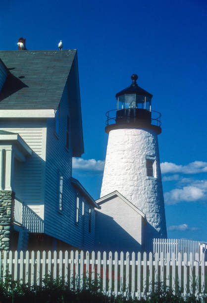 phare de pemaquid - tour d’éclairage et clôture - 1985 - pemaquid point lighthouse photos et images de collection