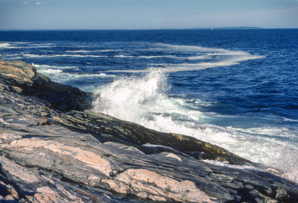 pemaquid point - breaking wave on metamorphic rock - 1985 - pemaquid point lighthouse photos et images de collection