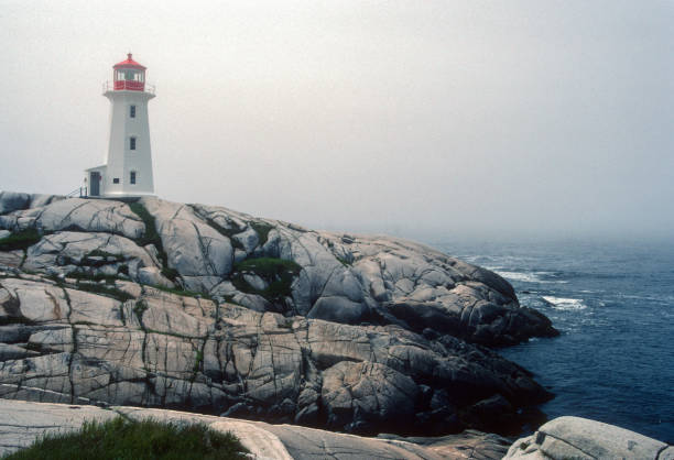 maják peggy's cove v mlze - 1985 - 1985 fotky - stock snímky, obrázky a fotky