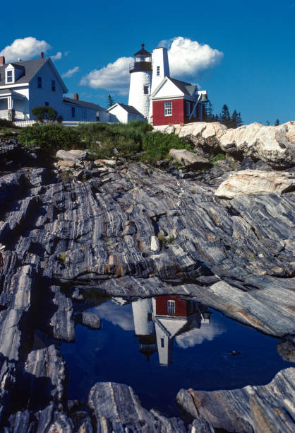 farol de pemaquid - vertical com reflexão - 1980 - maine lighthouse reflection pemaquid point lighthouse - fotografias e filmes do acervo