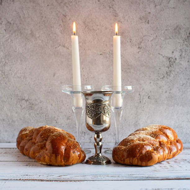 shabbat shalom - pain challah, vin de shabbat et bougies sur table en bois - challah jewish sabbath photography candle photos et images de collection