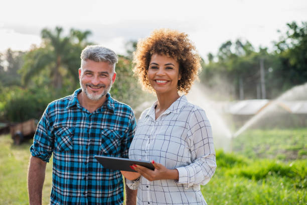 finanzanalyst hilft bei der technologie - women digital tablet outdoors smiling stock-fotos und bilder