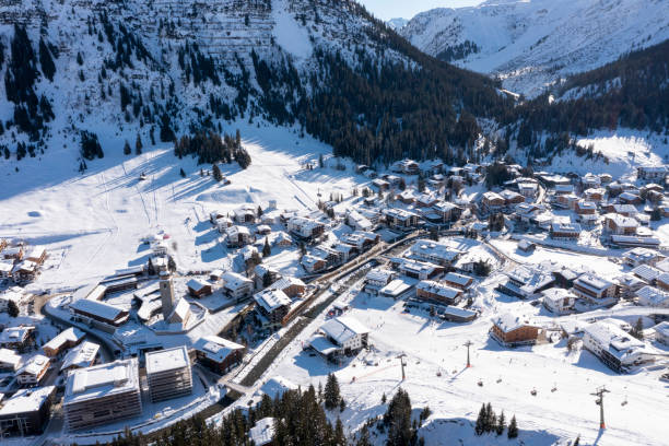 widok z lotu ptaka na wieś lech zimą - ski resort village austria winter zdjęcia i obrazy z banku zdjęć