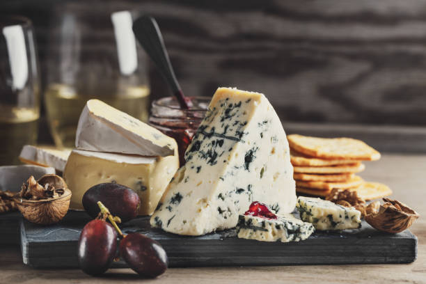 diferentes artes del queso con uva sobre madera - comida francesa fotografías e imágenes de stock