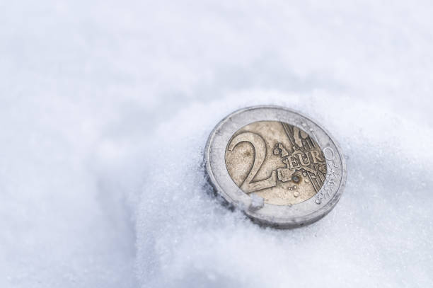 moneta da 2 euro che cadde sulla neve. una vecchia moneta dell'ue perduta. moneta emessa nel 2000. soft focus, spazio di copia - european union coin european union currency coin front view foto e immagini stock